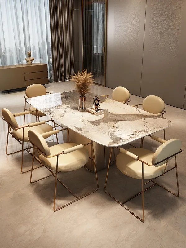 Italijos šviesos prabangūs aukštos klasės vila, valgomasis stalas ir kėdės kartu labai paprasta kambarį stačiakampis