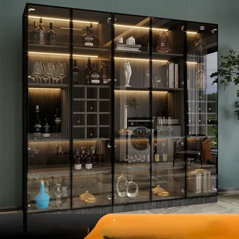 Didelis vyno spinta su stiklo durimis, šviesos prabanga ekranas kabinete nuo sienos, medžio masyvo švediškas stalas, integruota kambarį